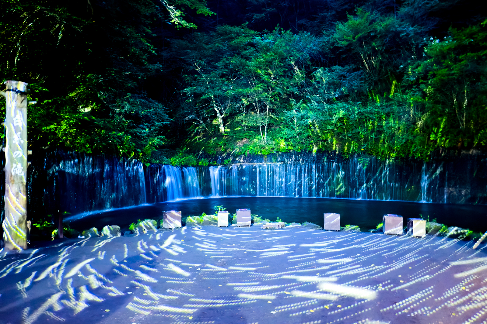 白糸の滝ライトアップ2025へ｜軽井沢の夜を彩る幻想的な