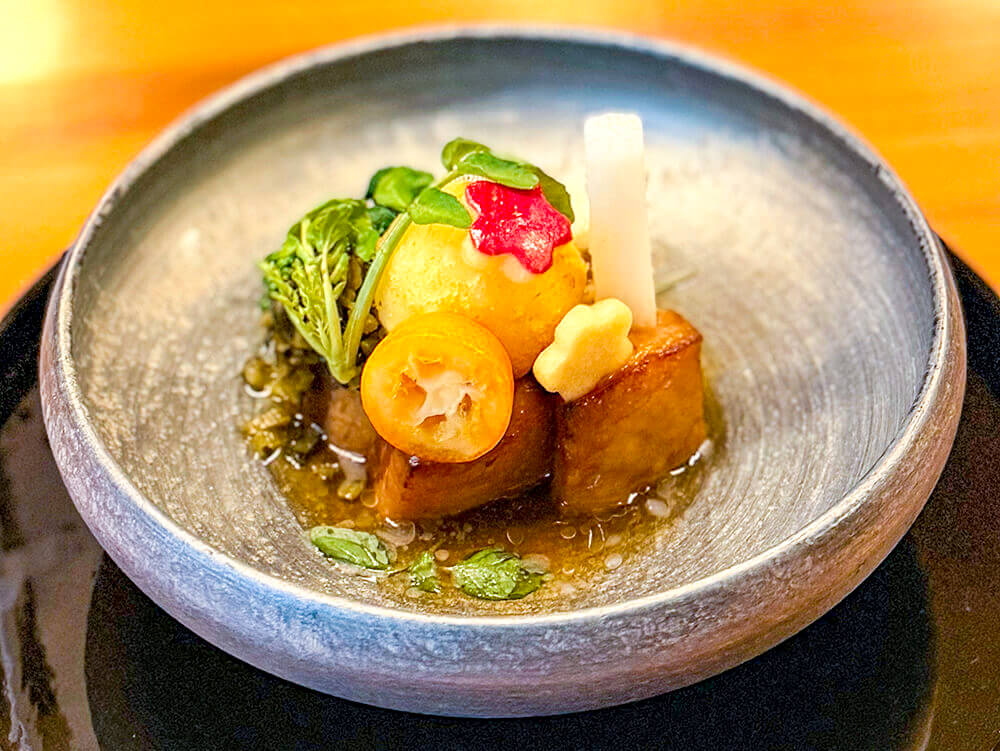 灰色の器に盛り付けられたくつかけステイのアグー豚料理